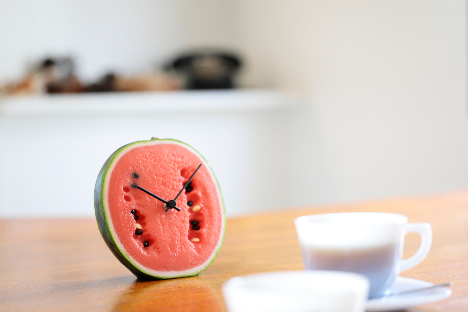 元祖食品サンプル屋「Replica Food Clock スイカ」のテーブルの上に置いたイメージ画像です。
