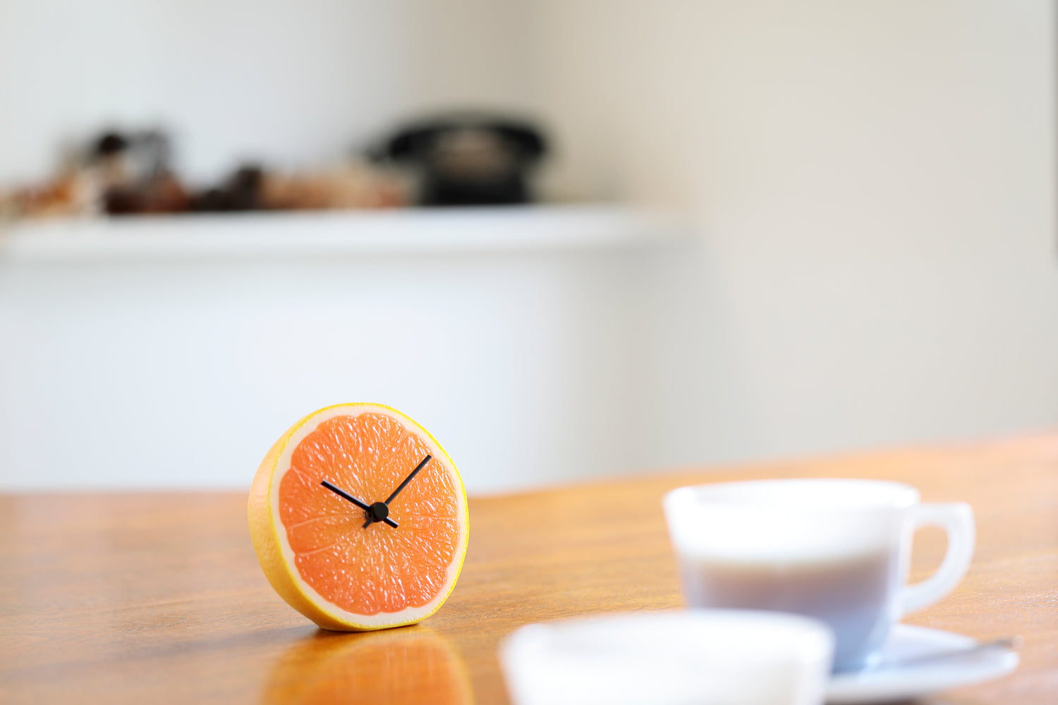 元祖食品サンプル屋「Replica Food Clock グレープフルーツ」のテーブルの上に置いたイメージ画像です。