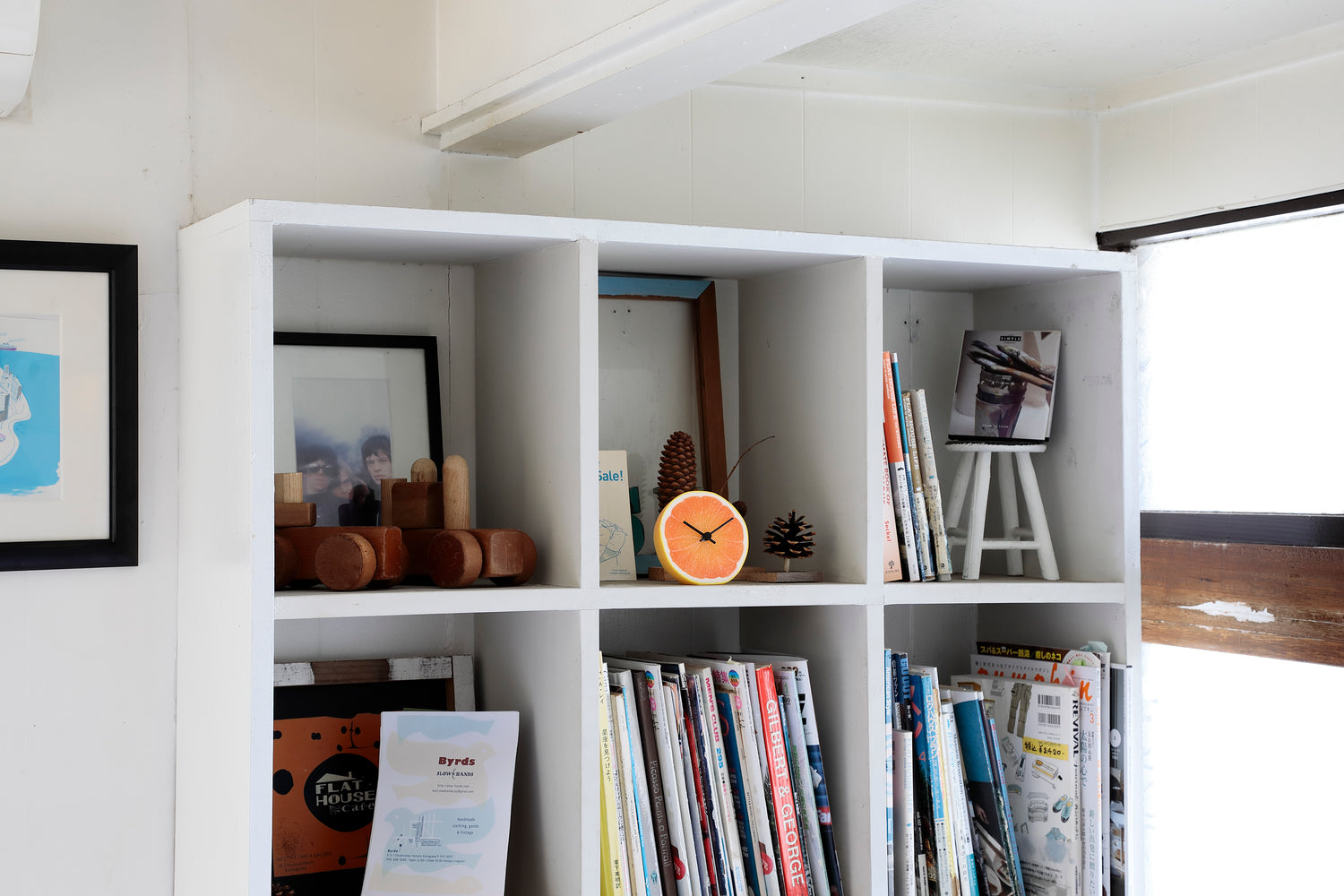 元祖食品サンプル屋「Replica Food Clock グレープフルーツ」の棚に置いたイメージ画像です。