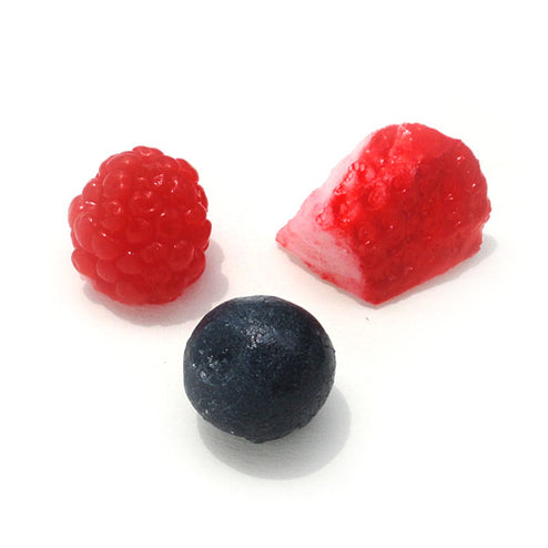 これは自分で作る食品サンプルキットさんぷるんのパーツ「ベリー3種」の商品画像です。