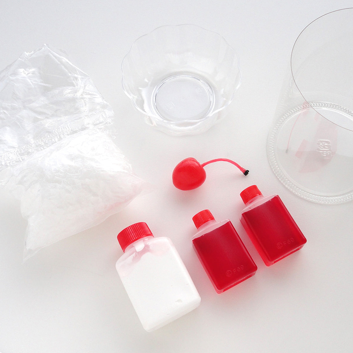 これは自分でつくる食品サンプルキット「さんぷるん かき氷 Vol.1 イチゴ」の内容物写真です。