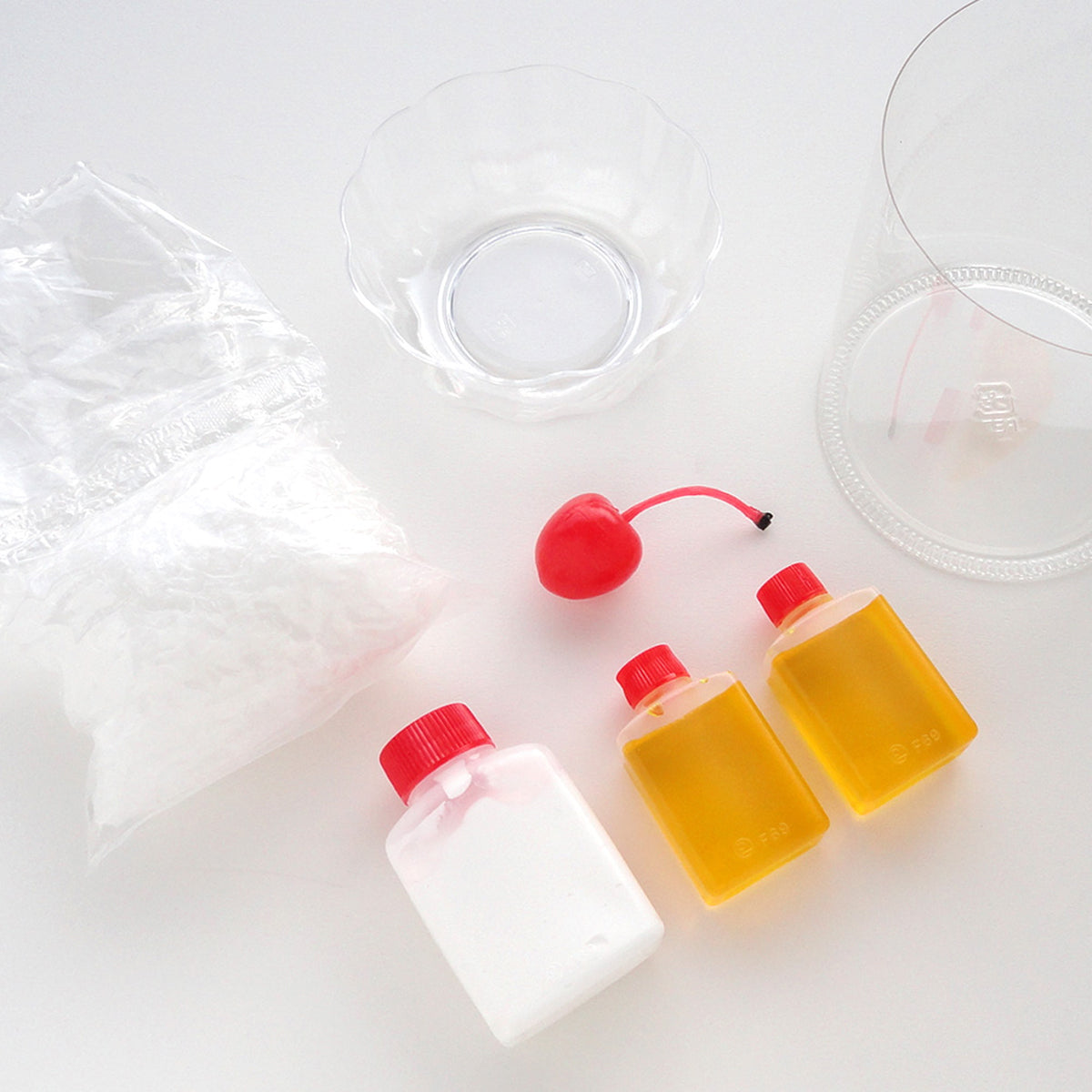 これは自分でつくる食品サンプルキット「さんぷるん かき氷 Vol.3 レモン」の内容物写真です。