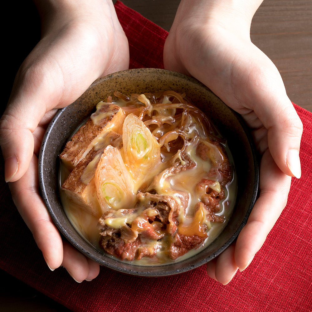 この商品は元祖食品サンプル屋の「すき焼き小鉢」の手にのせた商品イメージ画像です。