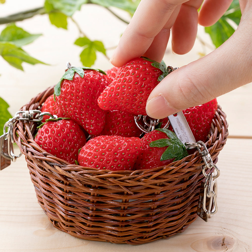 これは元祖食品サンプル屋の「キーリング イチゴ」の指でつまんだ商品イメージ画像です。