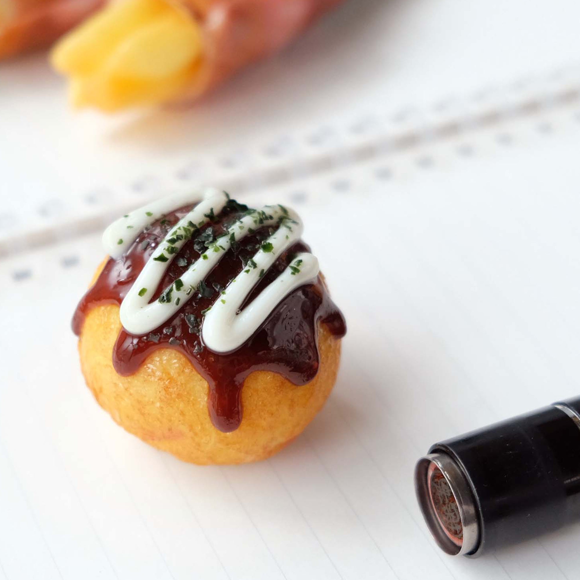 元祖食品サンプル屋の「印鑑マスコット たこ焼き」の印鑑と一緒に使用した商品イメージ画像です。