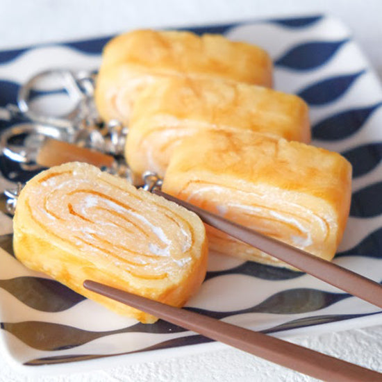 これは「キーリング 玉子焼き」の箸で摘んだ商品イメージ画像です。