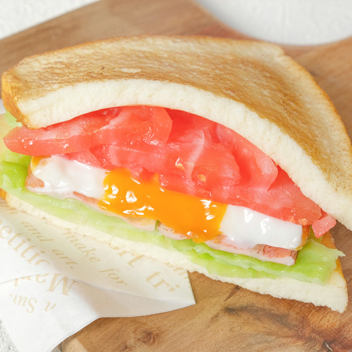 これは元祖食品サンプル屋の「ホットサンド」の木の板の上にのせた商品イメージ画像です。