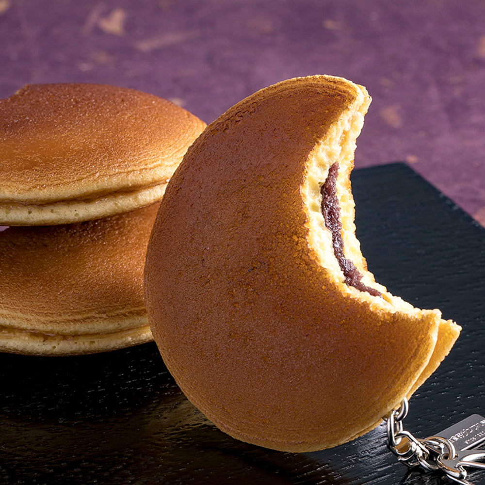 これは元祖食品サンプル屋の「キーリング かじったどら焼き」のお皿にのせた商品イメージ画像です。