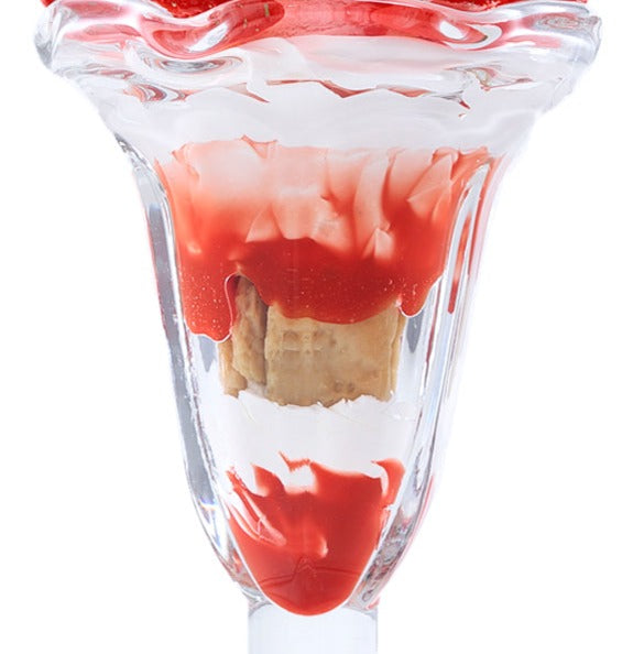 オリジナル食品サンプル「いちごパフェ」の商品画像です。イチゴソースとポイップスリーム、ワッフル、ミント、ストロベリーアイスがのっています。