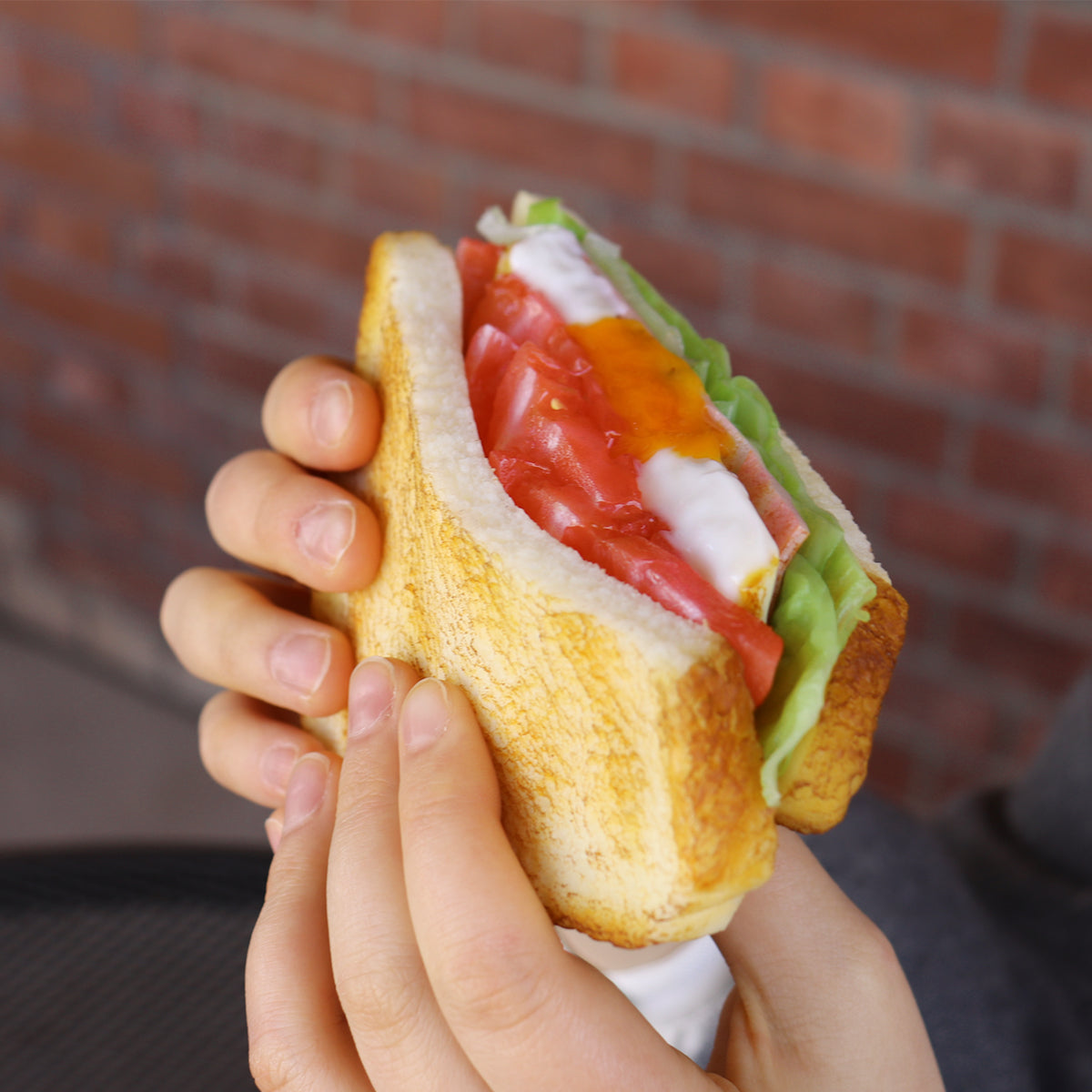 これは元祖食品サンプル屋の「ホットサンド」の手で持った商品イメージ画像です。