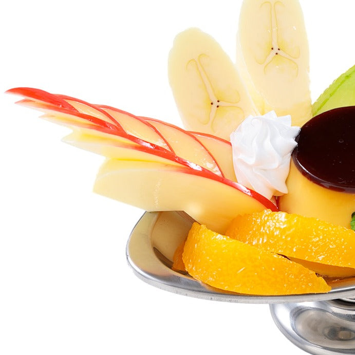 オリジナル食品サンプル「プリンアラモード」の商品画像です。メロン、チェリー、パイナップル、バナナ、りんご、オレンジ、プリンがのっています。