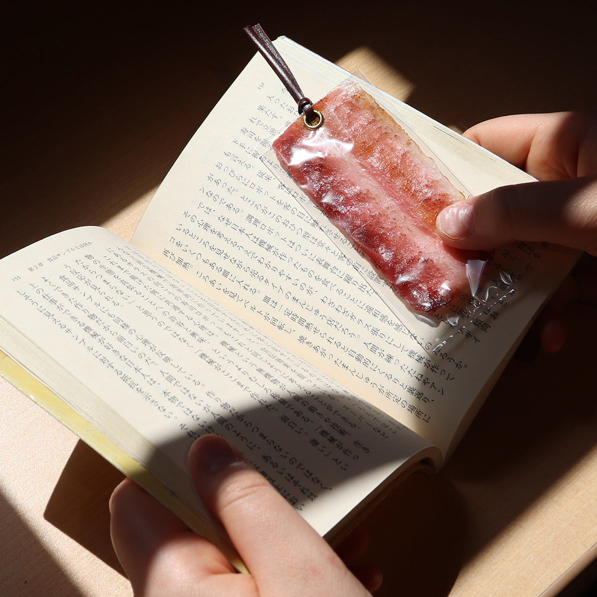 これは元祖食品サンプル屋の「ブックマーク 焼ベーコン」の商品使用イメージ画像です。