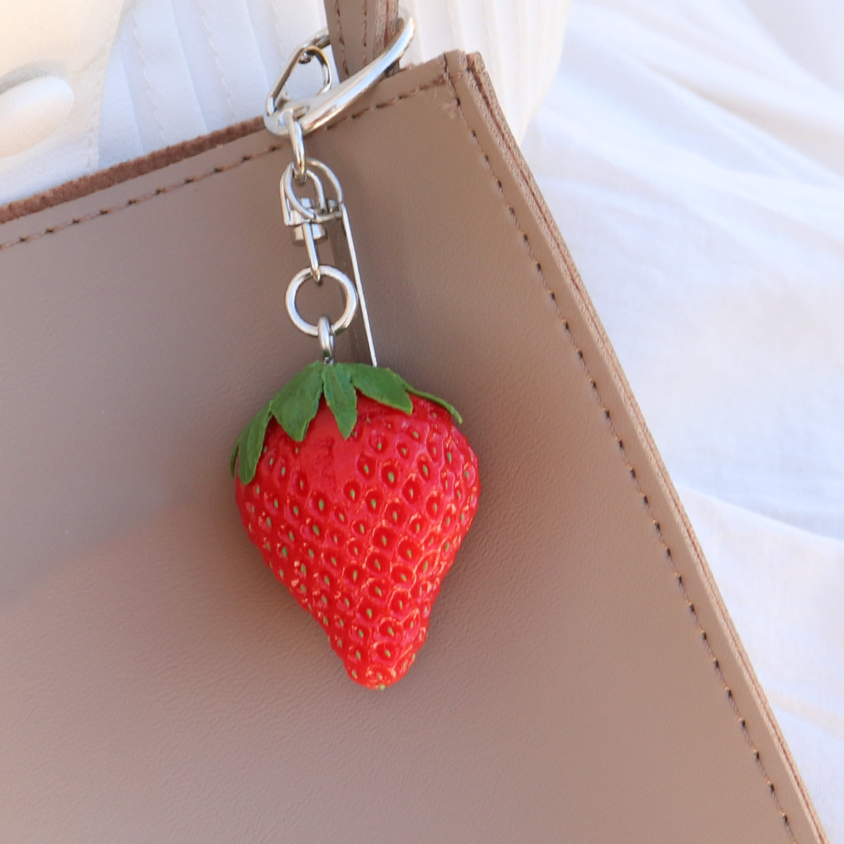 これは元祖食品サンプル屋の「キーリング イチゴ」のカバンにつけた商品イメージ画像です。