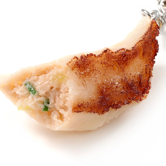 これは元祖食品サンプル屋「キーリング 焼き餃子カット」のアップの商品画像です。