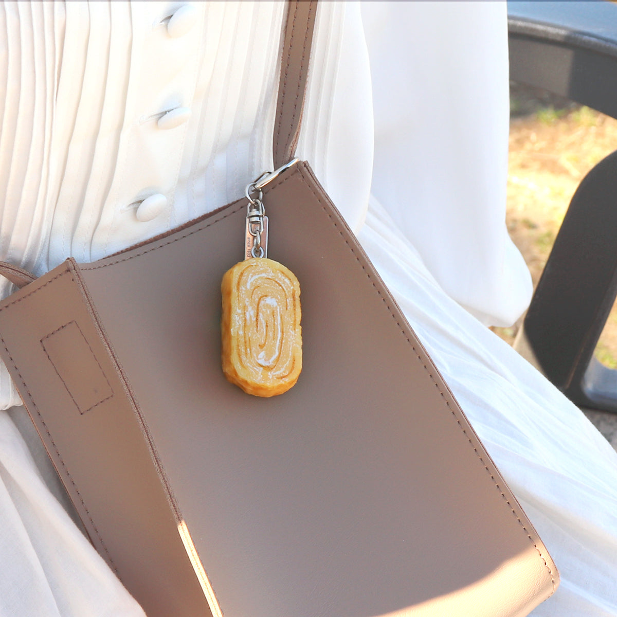 これは「キーリング 玉子焼き」のカバンにつけた商品イメージ画像です。