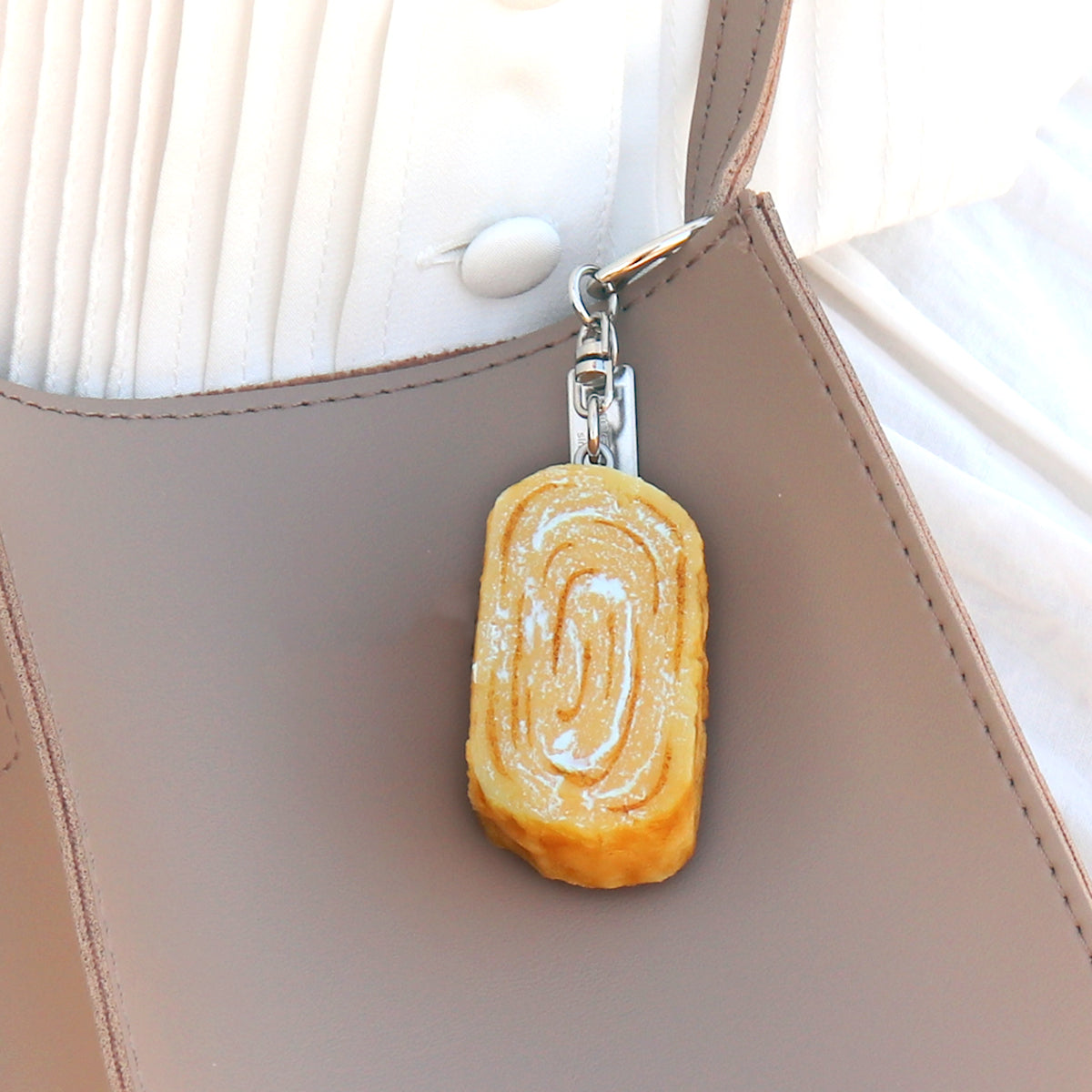 これは「キーリング 玉子焼き」のカバンにつけた商品イメージ画像です。