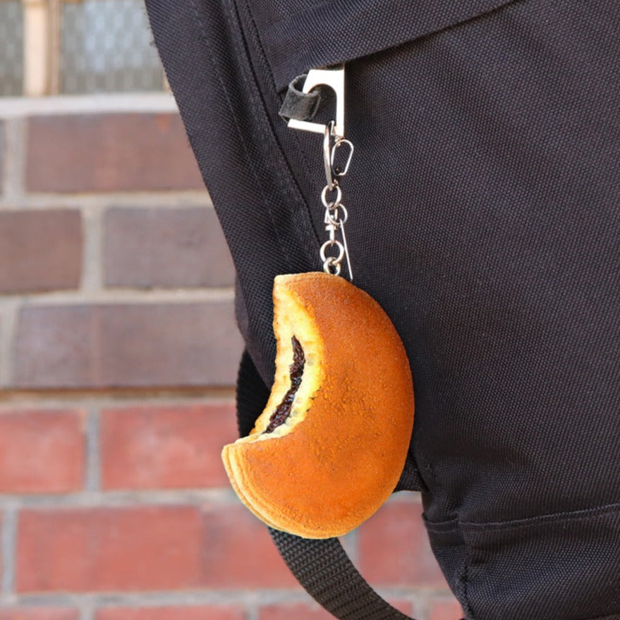 これは元祖食品サンプル屋の「キーリング かじったどら焼き」のリュックにつけた商品使用イメージ画像です。