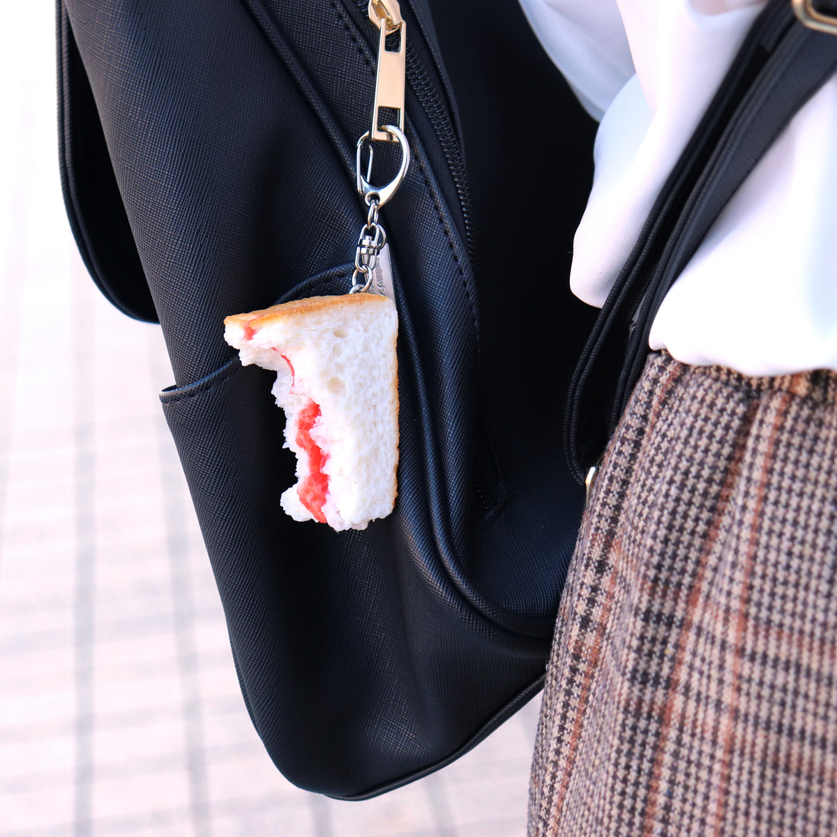 これは元祖食品サンプル屋の「キーリング ジャムサンド耳」のリュックにつけた商品使用イメージ画像です。