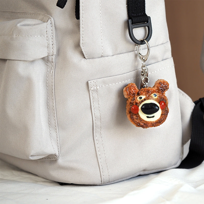 これは元祖食品サンプル屋の「キーリング ハンバーグクマ」のリュックにつけた使用イメージ画像です。