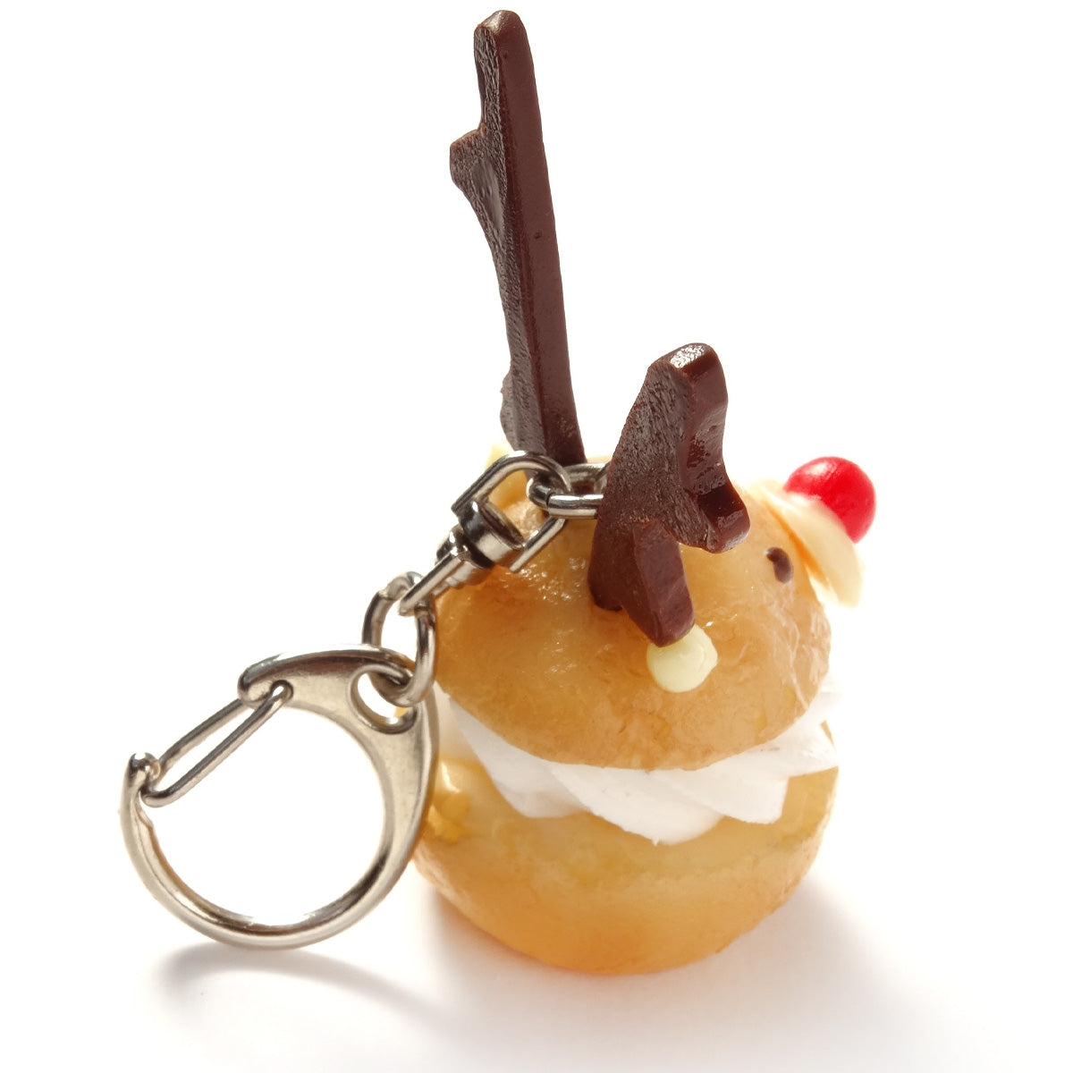 これは元祖食品サンプル屋【クリスマス限定】キーリング トナカイシュークリームの商品写真斜めカットです。