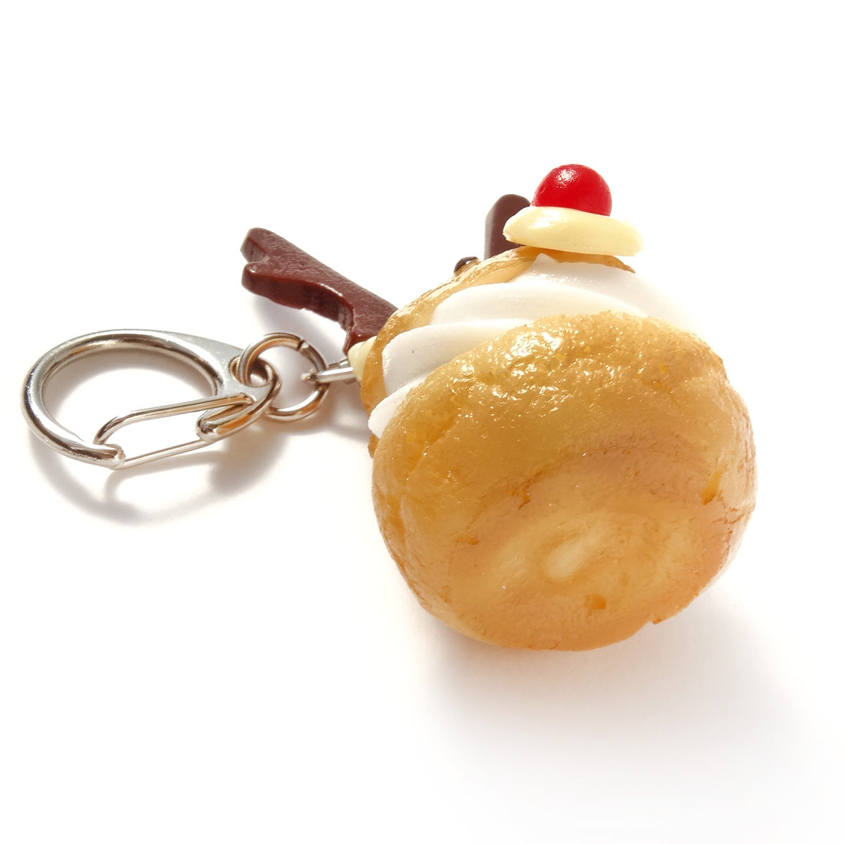 これは元祖食品サンプル屋【クリスマス限定】キーリング トナカイシュークリームの商品写真の裏カットです。