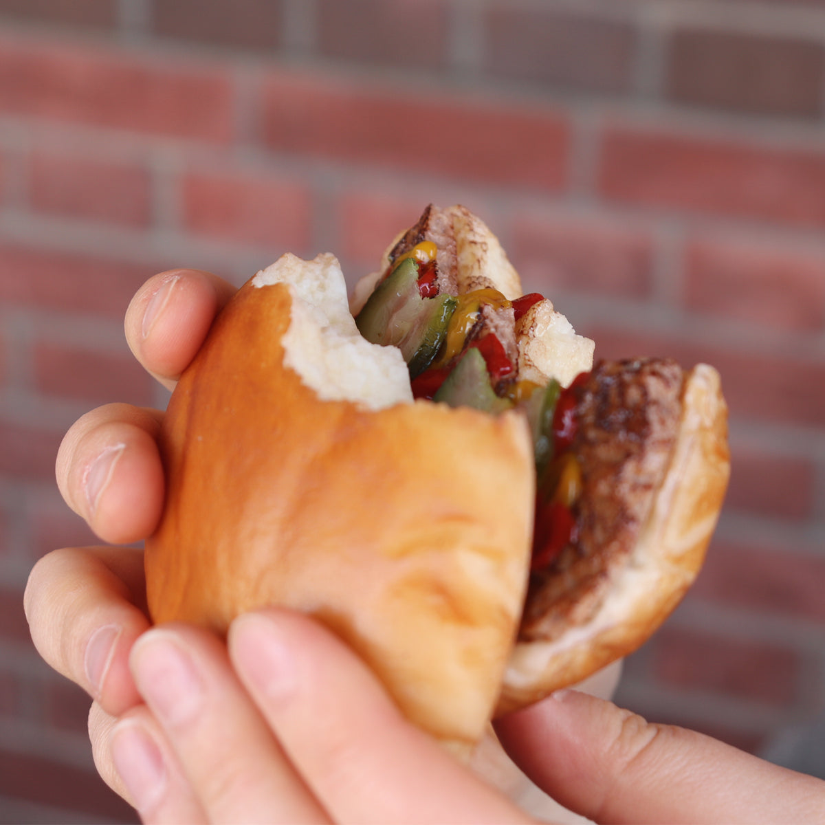 これは元祖食品サンプル屋の「ハンバーガー」の手で持った商品イメージ画像です。