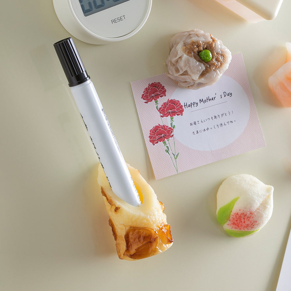 これは元祖食品サンプル屋の「マグネット チクワのホワイトボード ペンスタンド」の冷蔵庫につけて、ペンをさした商品使用イメージ画像です。