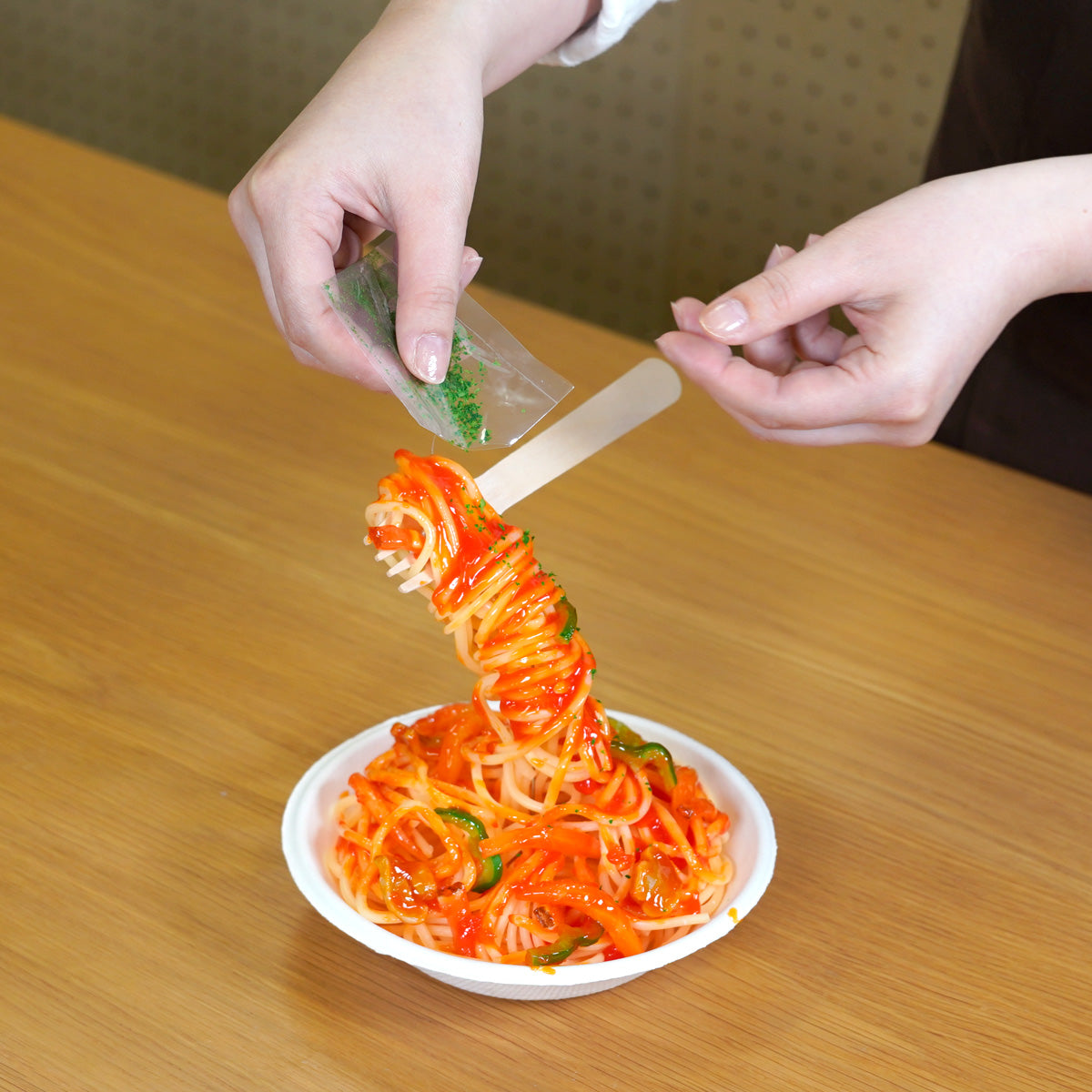 自分でつくる食品サンプルキット「さんぷるんvol.1 ナポリタン」の製作工程画像です。食品サンプルのパセリをトッッピングしています。