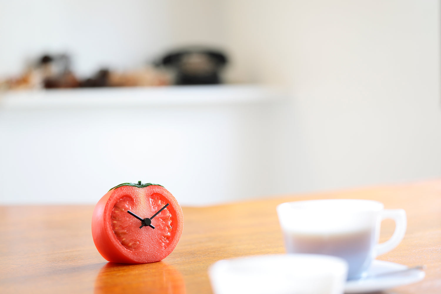 元祖食品サンプル屋「Replica Food Clock トマト」のテーブルに置いたイメージ画像です。