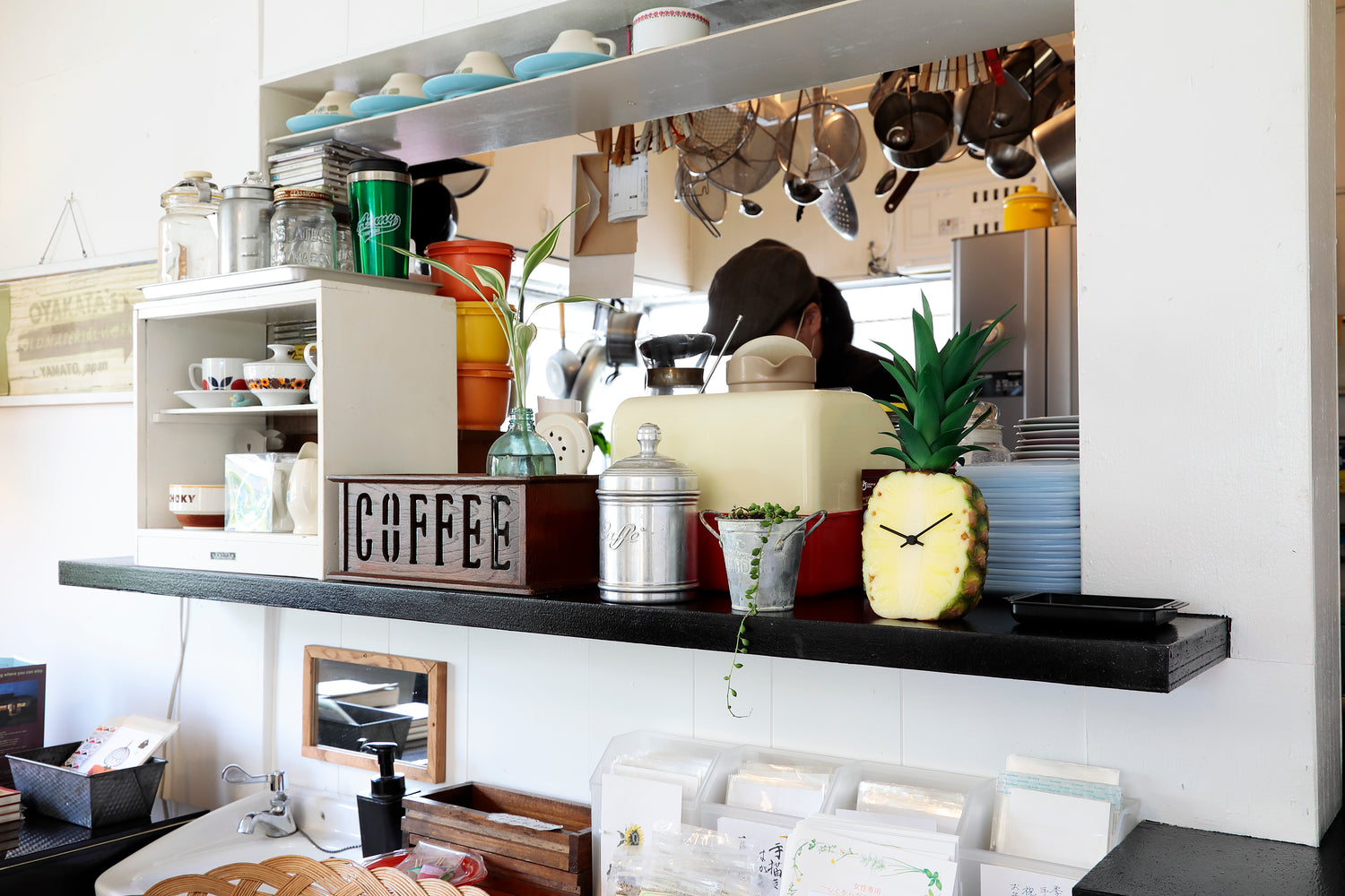 元祖食品サンプル屋「Replica Food Clock パイナップル」のキッチンの横に置いたイメージ画像です