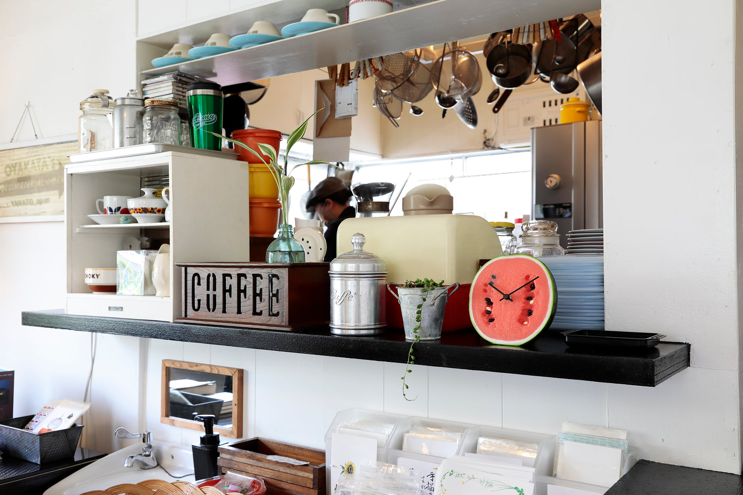 元祖食品サンプル屋「Replica Food Clock スイカ」のキッチンの横に置いたイメージ画像です。