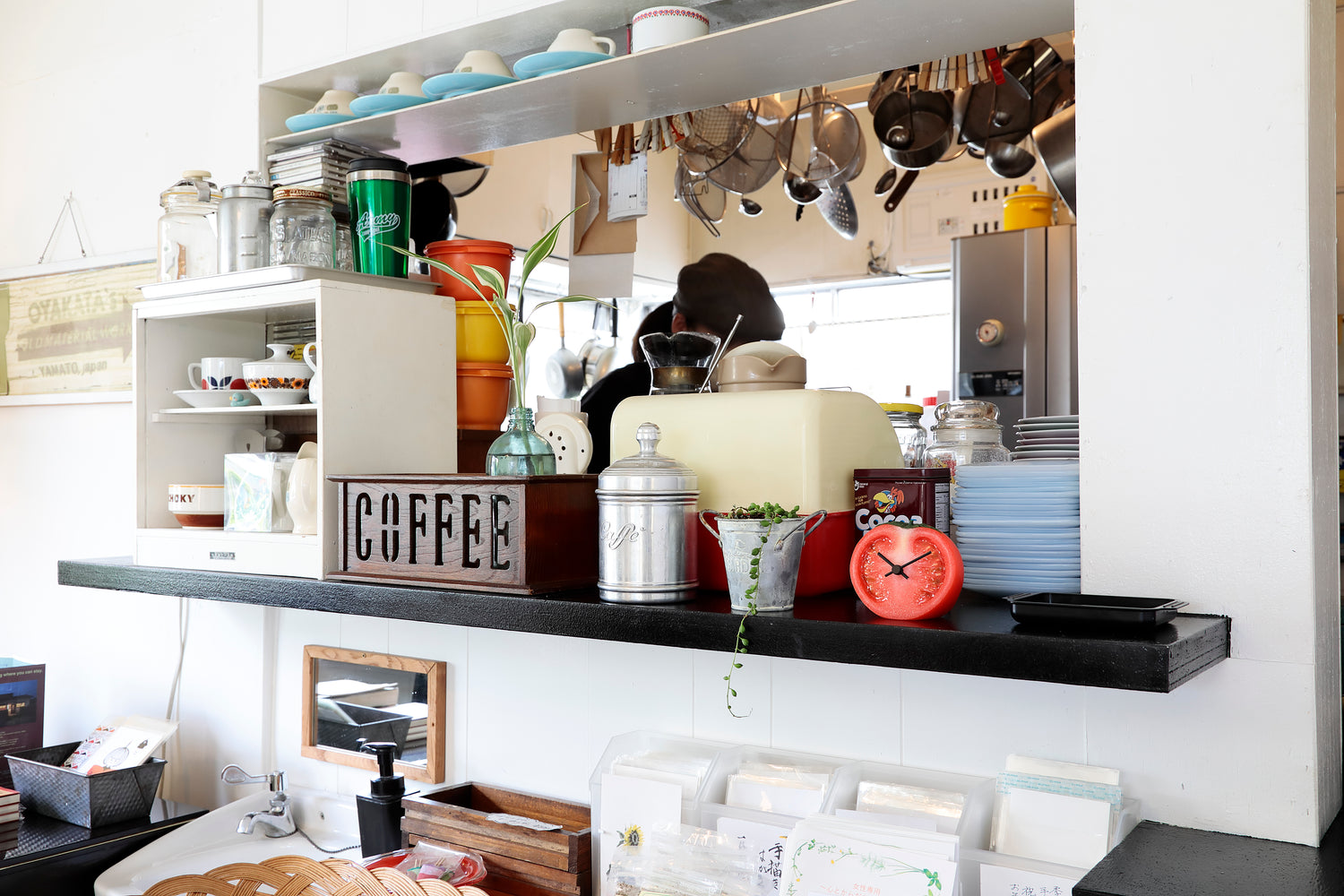 元祖食品サンプル屋「Replica Food Clock トマト」のキッチンの横に置いたイメージ画像です。