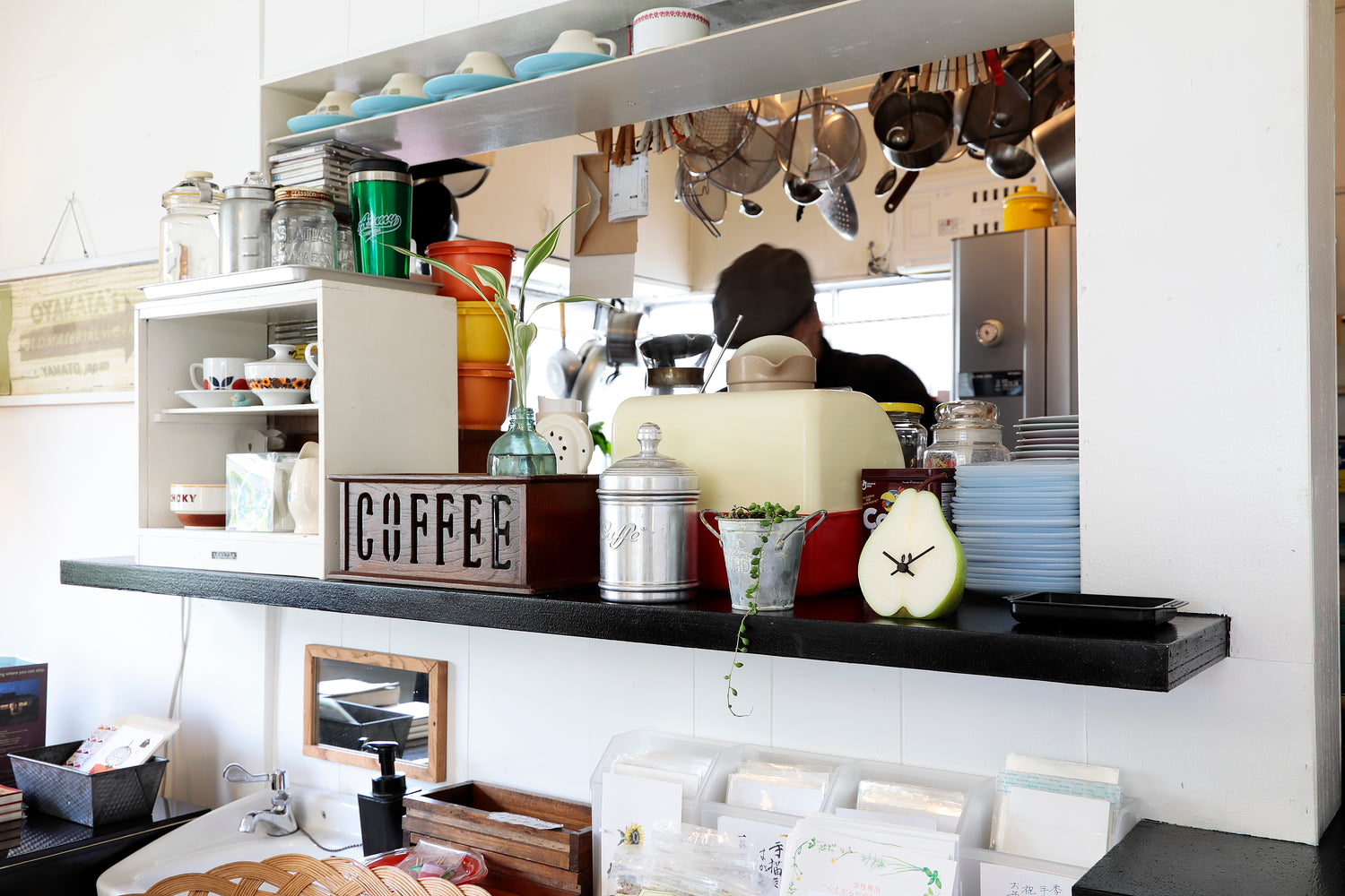 元祖食品サンプル屋「Replica Food Clock ラ・フランス」のキッチンの横に置いたイメージ画像です