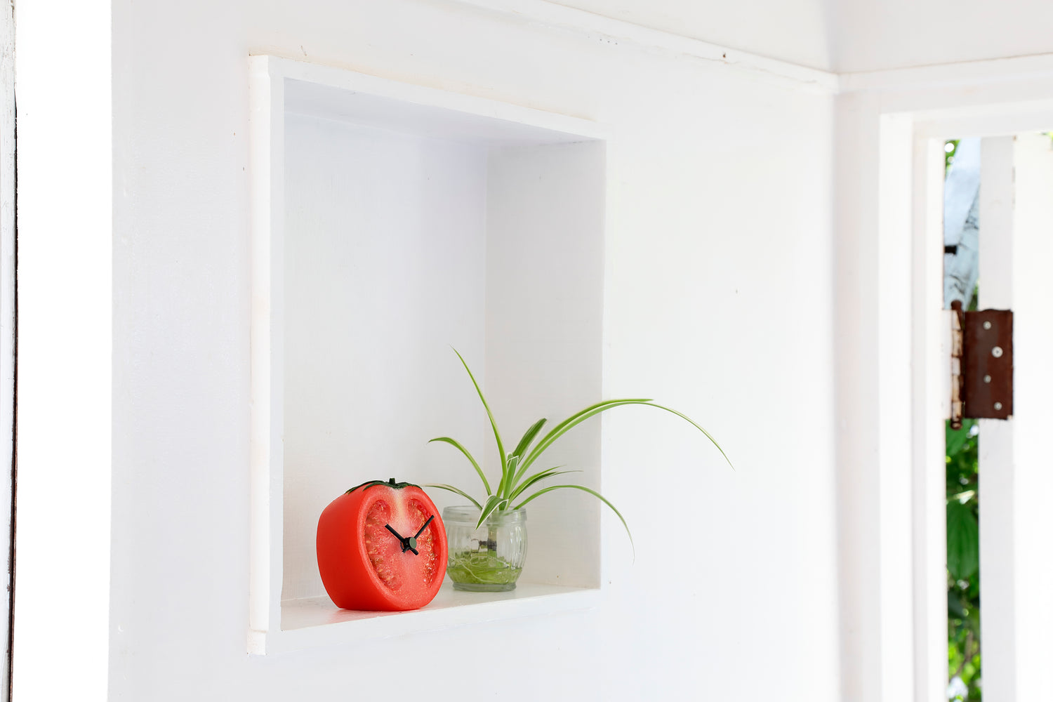 元祖食品サンプル屋「Replica Food Clock トマト」の玄関に置いたイメージ画像です。