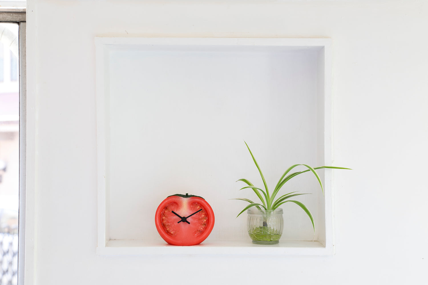 元祖食品サンプル屋「Replica Food Clock トマト」の植物の横に置いたイメージ画像です。