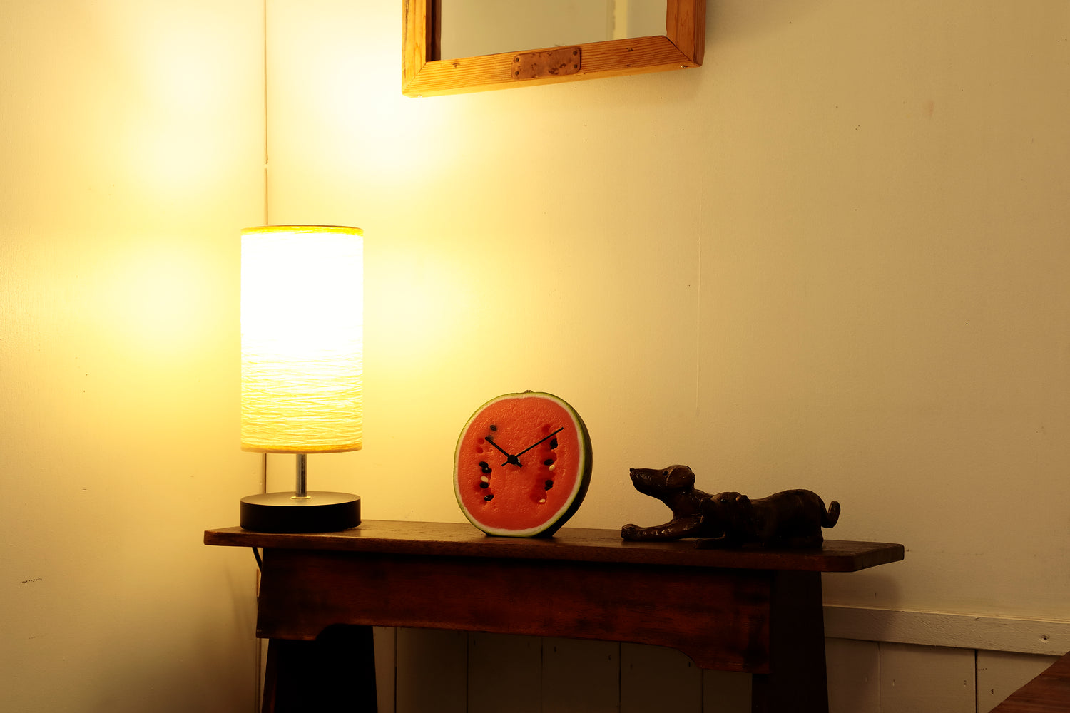元祖食品サンプル屋「Replica Food Clock スイカ」の暗い部屋に置いたイメージ画像です。