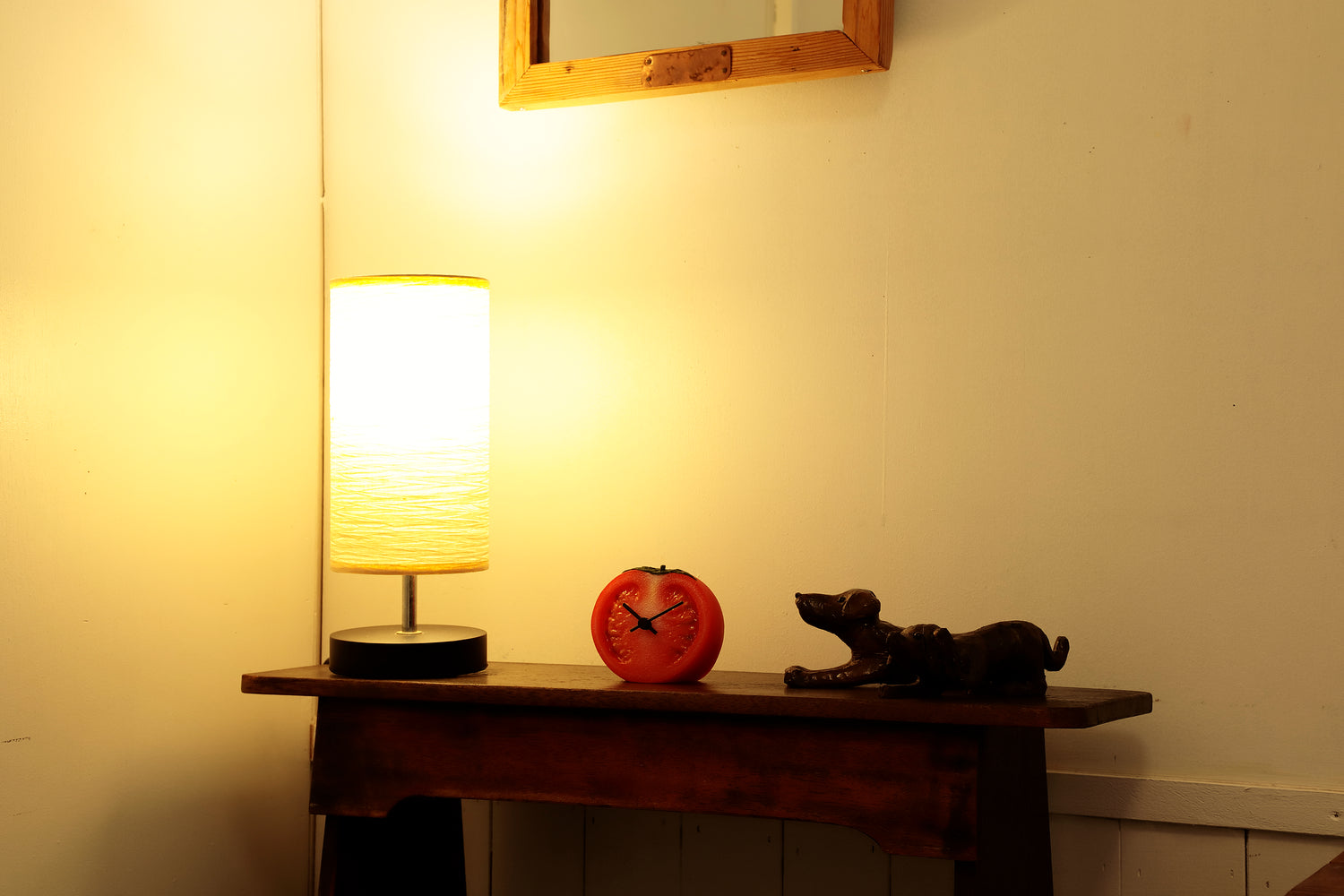 元祖食品サンプル屋「Replica Food Clock トマト」の暗い部屋に置いたイメージ画像です。