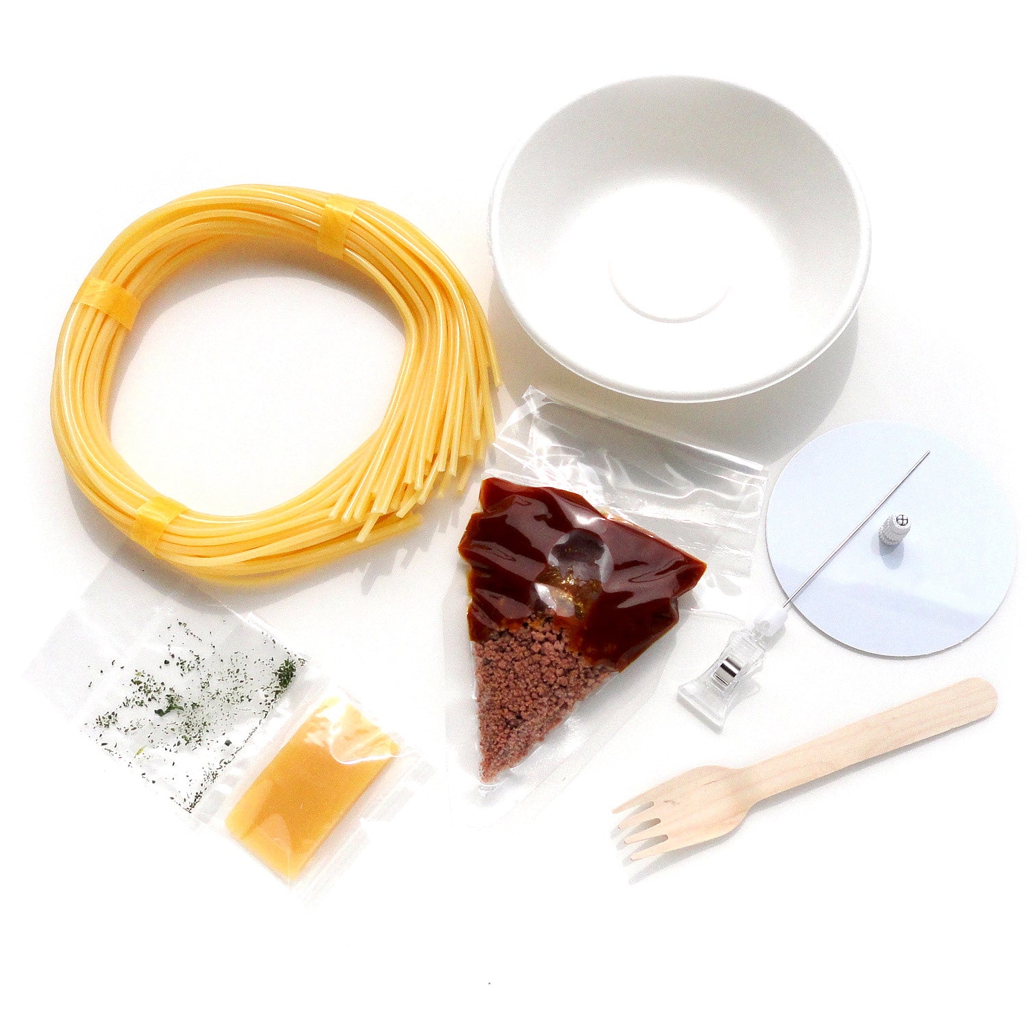 自分でつくる食品サンプル製作キット「さんぷるんvol.2 ミートソーススパゲッティ」の内容物画像です。