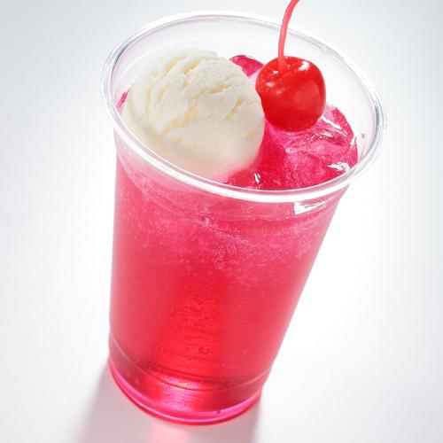 これは自分でつくる食品サンプルキット「さんぷるん ドリンクVol.2 イチゴフロート」の完成イメージ写真です。