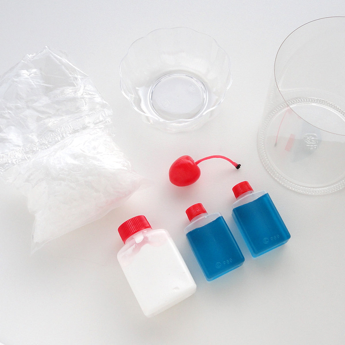 これは自分でつくる食品サンプルキット「さんぷるん かき氷 Vol.2 ブルーハワイ」の内容物写真です。