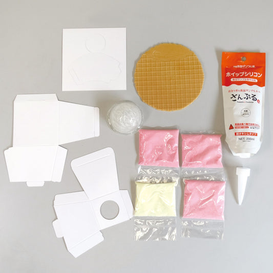 これは自分でつくる食品サンプルキット「さんぷるん アイスクリームVol.1 イチゴ」の内容物写真です。