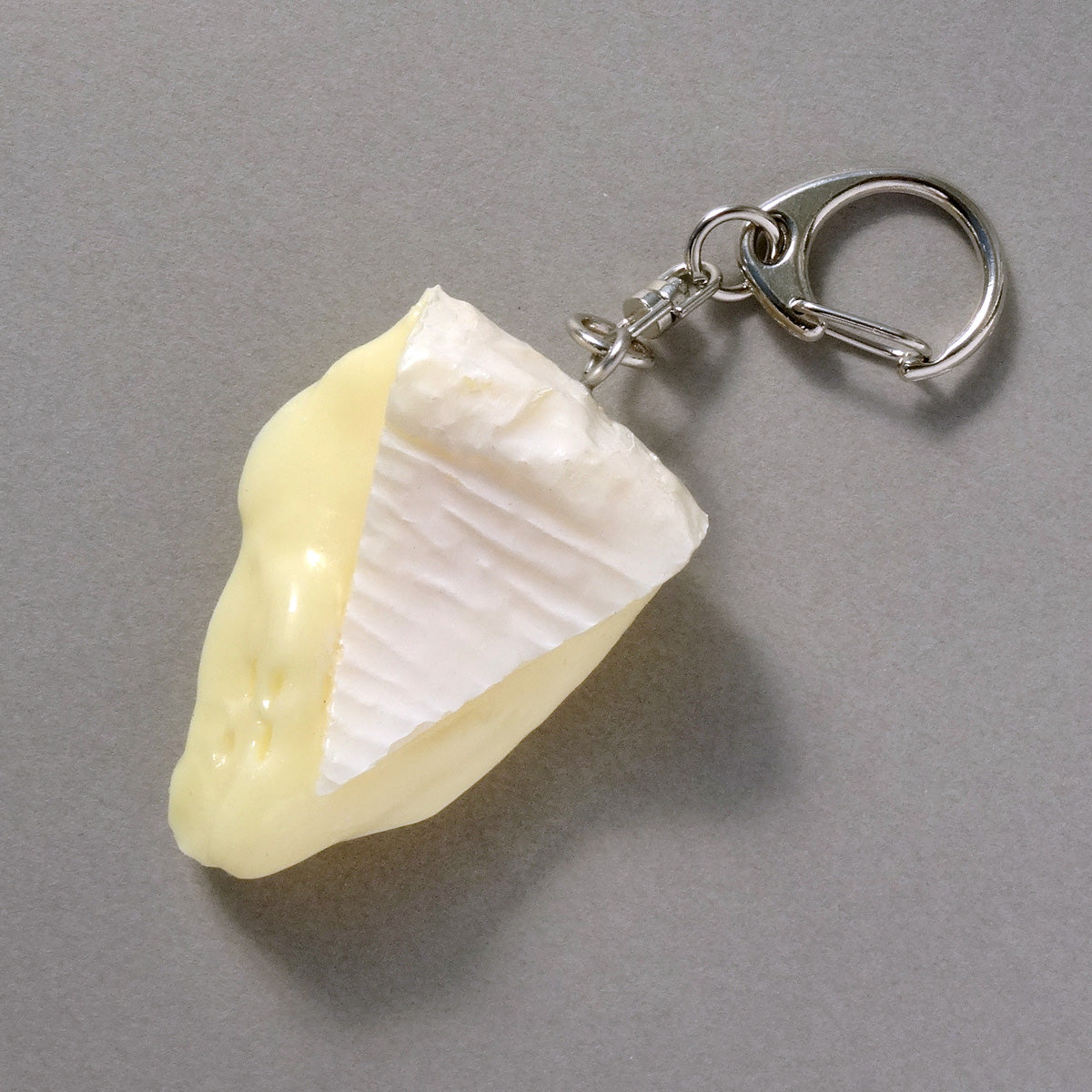  食品サンプル(IWASAKI)「カマンベールチーズのキーリング 」の商品画像です。