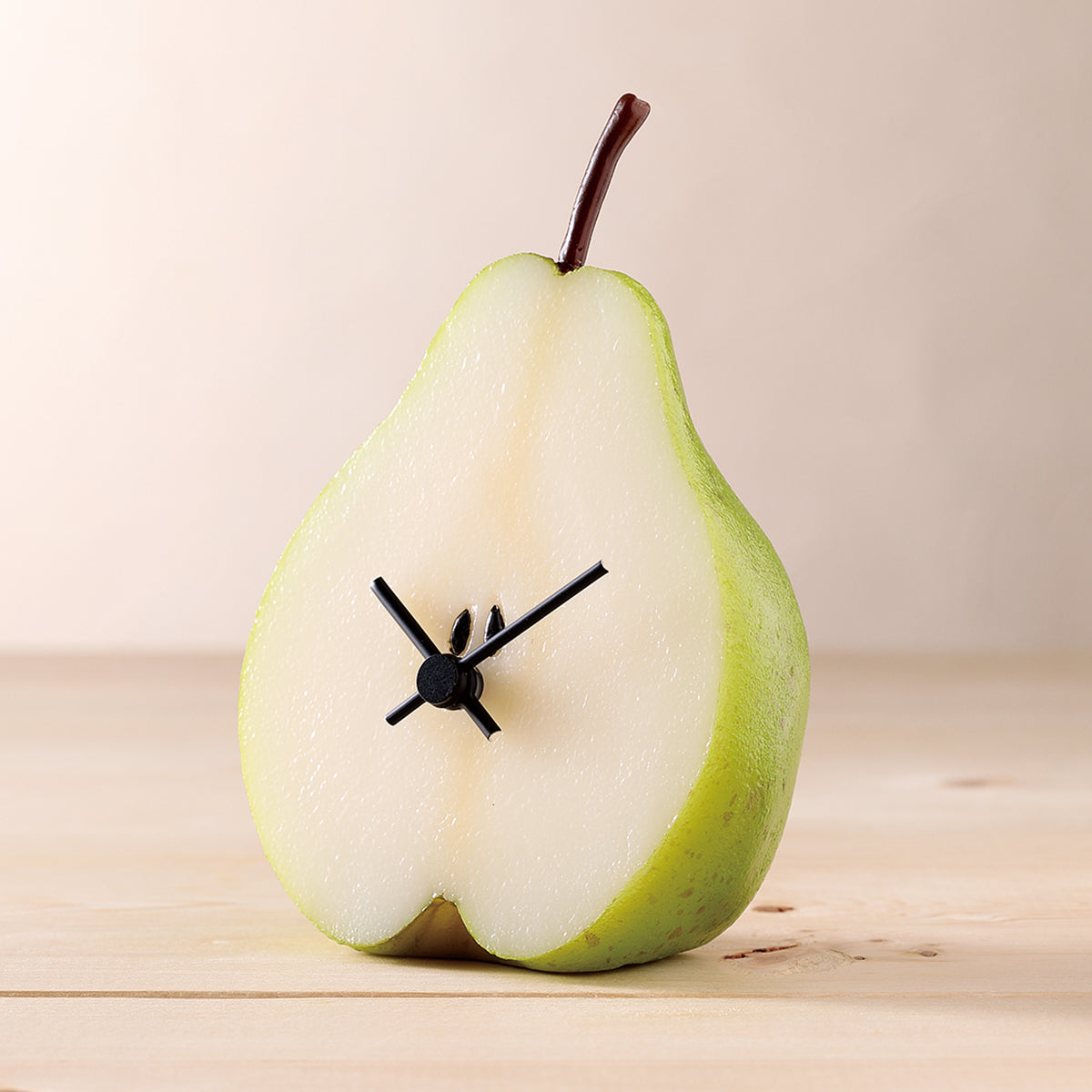 これは元祖食品サンプル屋「Replica Food Clock  ラ・フランス」の商品写真斜めカットです。