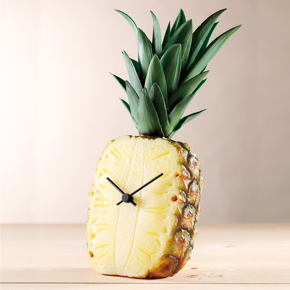 これは元祖食品サンプル屋「Replica Food Clock  パイナップル」の商品写真斜めカットです。