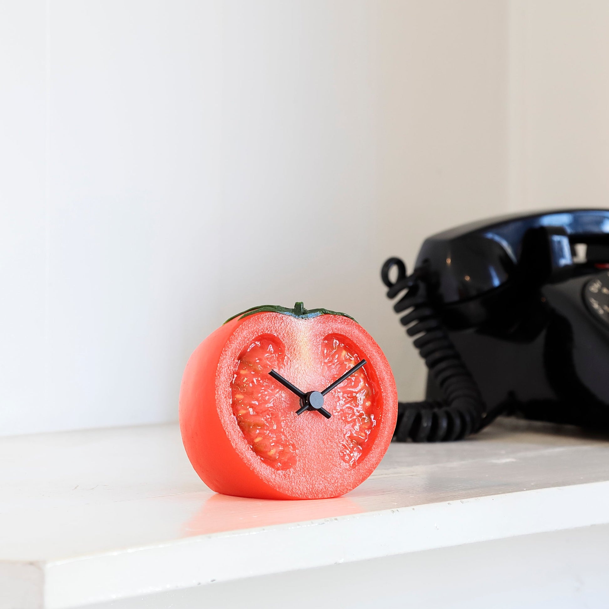 これは元祖食品サンプル屋「Replica Food Clock  トマト」の部屋に置いたイメージ写真です。