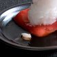 これは元祖食品サンプル屋の「つまみ寿司 マグロ」のこぼれた米粒をアップにした商品画像です。