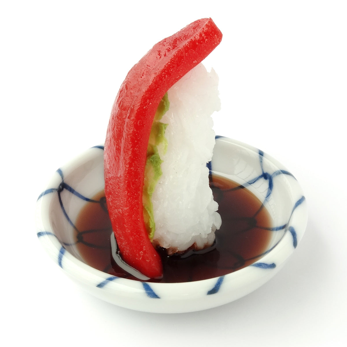 これは元祖食品サンプル屋の「つまみ寿司 マグロ」の商品側面画像です。