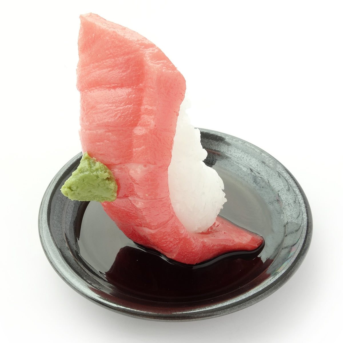 これは元祖食品サンプル屋の「つまみ寿司 中トロ」の斜めカットの商品画像です。
