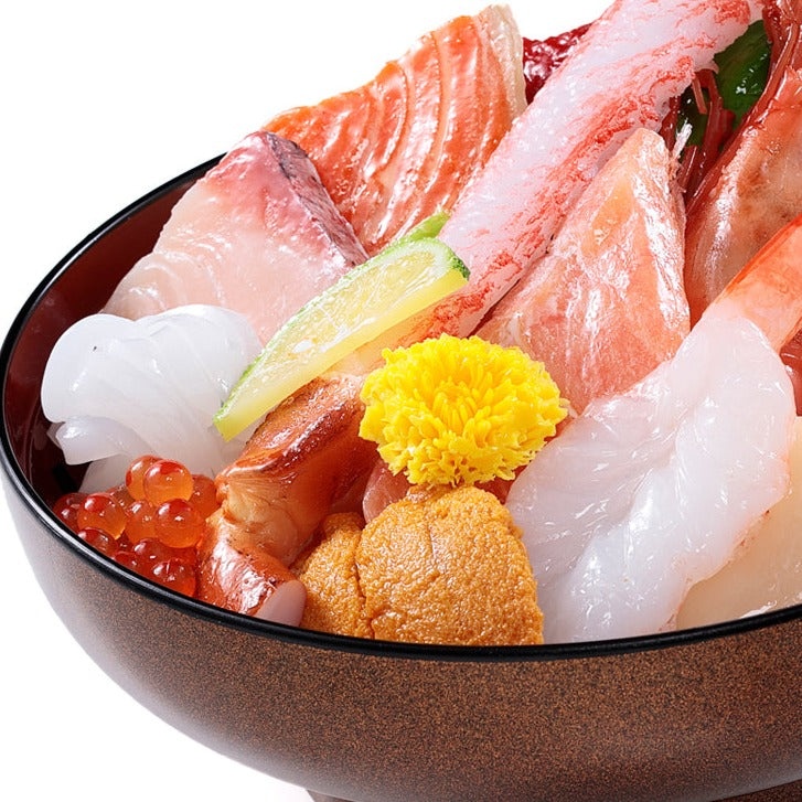 オリジナル食品サンプル「海鮮丼」の商品画像です。甘エビ、サーモン、かに、ぶり、いくら、いか、ウニなどがのった豪華な海鮮丼です。