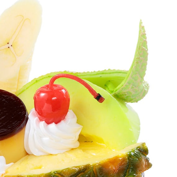 オリジナル食品サンプル「プリンアラモード」の商品画像です。メロン、チェリー、パイナップル、バナナ、りんご、オレンジ、プリンがのっています。